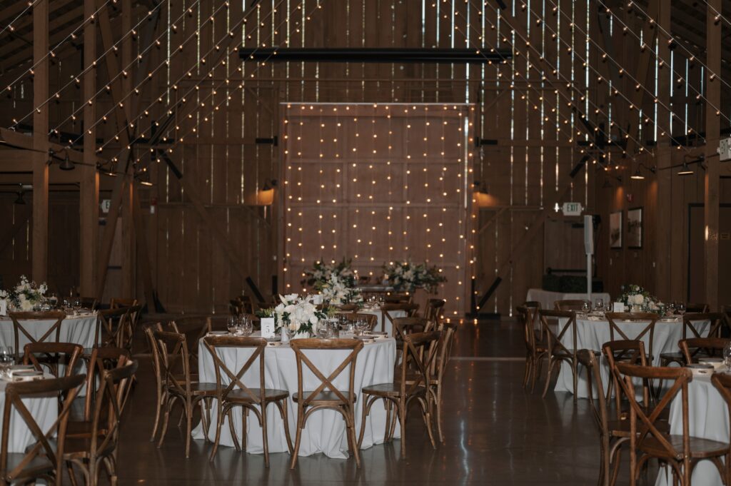 ❤️ 10 💬 0 A little bit of lighting really transforms a space, don't you think? . .…